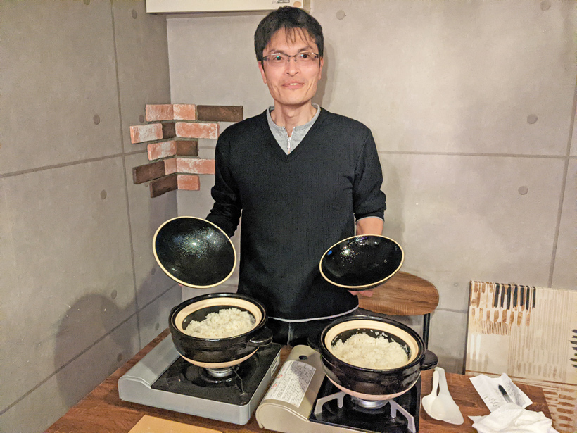 食べ比べ実験をする井田