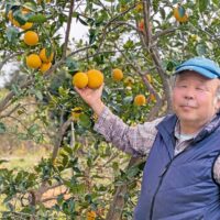 自然栽培果樹にいる村上さん