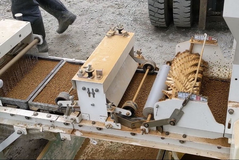 前田自然栽培米の播種作業