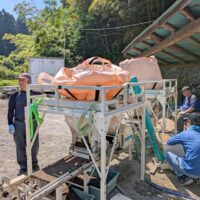 前田自然栽培米の播種作業