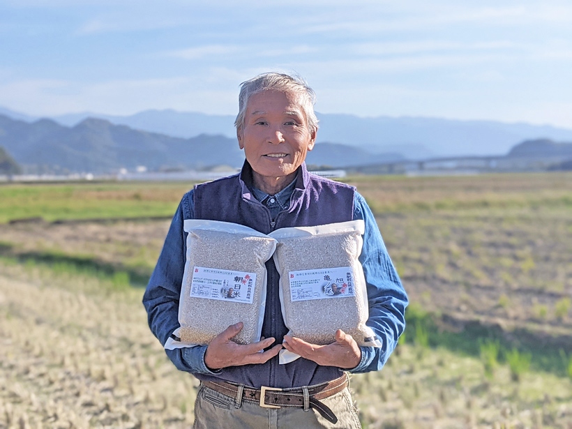 自然栽培米を持つ緒方さん